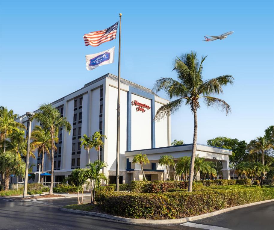 マイアミにあるHampton Inn Miami-Airport Westのホテル前のアメリカ旗