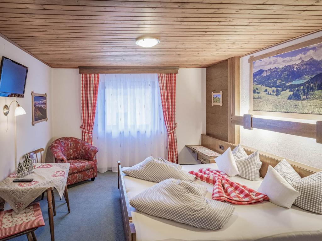 A television and/or entertainment centre at Gästehaus Elfriede inklusive Sommerbergbahnticket