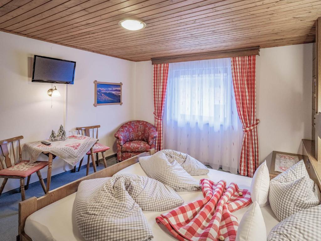 A bed or beds in a room at Gästehaus Elfriede inklusive Sommerbergbahnticket