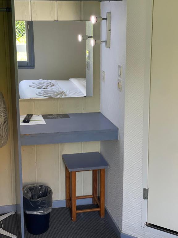 Postel nebo postele na pokoji v ubytování Hôtel Gex