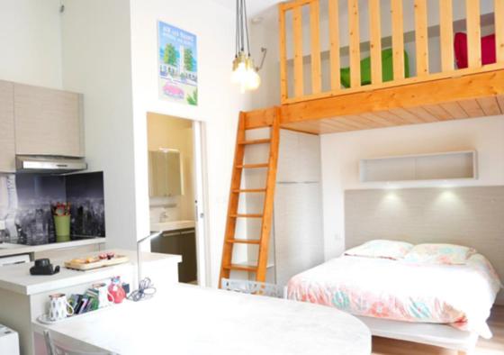 Il comprend une chambre avec des lits superposés et une cuisine. dans l'établissement Lumineux studio meublé au centre-ville, à Aix-les-Bains