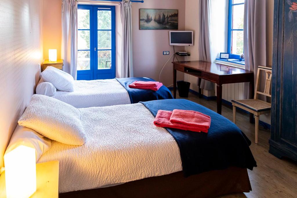 Postel nebo postele na pokoji v ubytování Auberge de Forgès