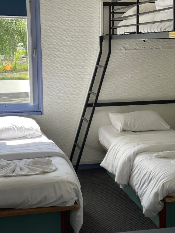 Postel nebo postele na pokoji v ubytování Hôtel Gex