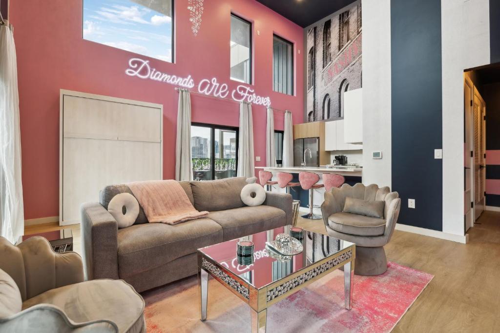 Χώρος καθιστικού στο Diamonds Are Forever Bridal Condo in Downtown Nash Walk to Broadway, Heated Pool, Gym, Parking