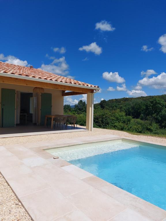 una piscina davanti a una casa di Villa Le Gourdon - Piscine & Tranquillité a Barjac