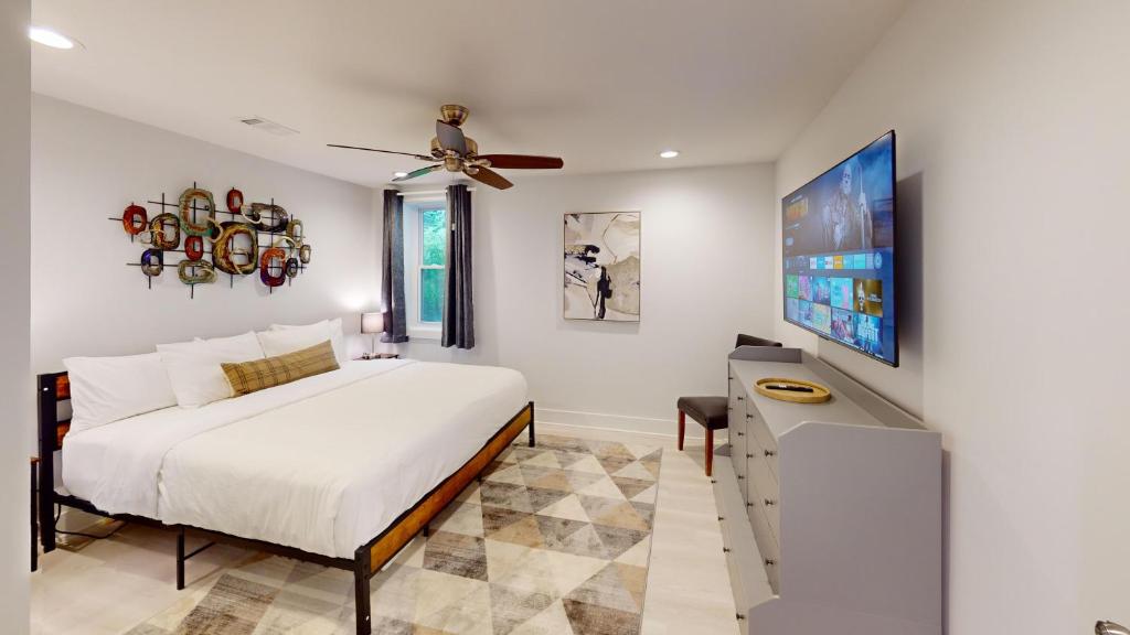 a bedroom with a bed and a ceiling fan at Modern 2BR Retreat Near Emory & Downtown ATL in Atlanta