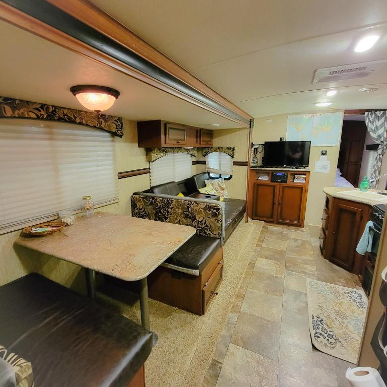 Kuchyň nebo kuchyňský kout v ubytování Cozy Camper Rental-Fully Equipped