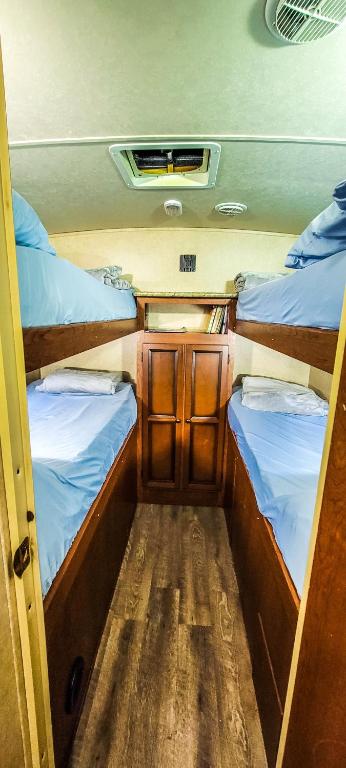 Postel nebo postele na pokoji v ubytování Cozy Camper Rental-Fully Equipped