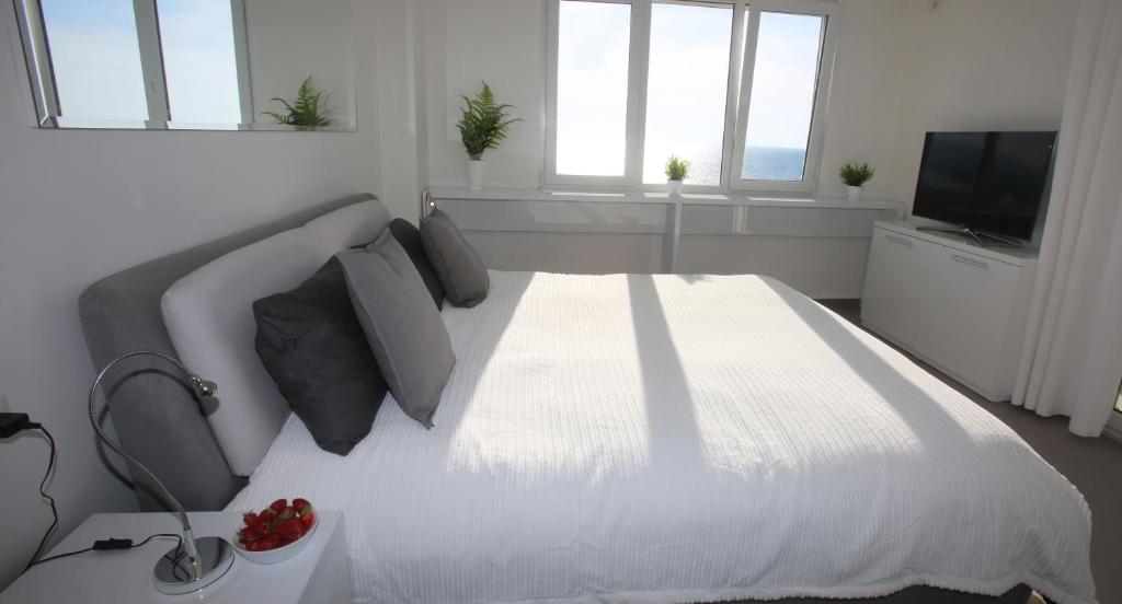Giường trong phòng chung tại White Residence Luxury Apartments