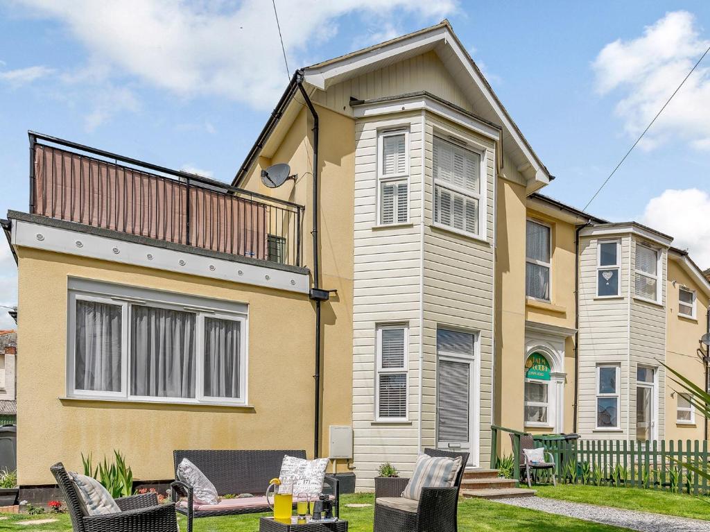 una casa amarilla con sillas delante en 2 Bed in Shanklin 78239, en Shanklin