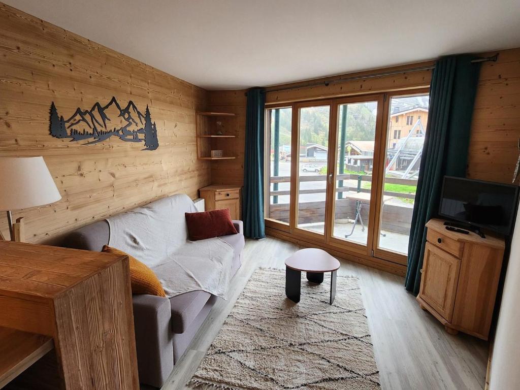 un salon avec un canapé et une télévision dans l'établissement Avoriaz - Village Hauts Forts - 4 pers, 35 m², rénové, balcon sud-ouest, proche téléphérique - FR-1-633-78, à Morzine