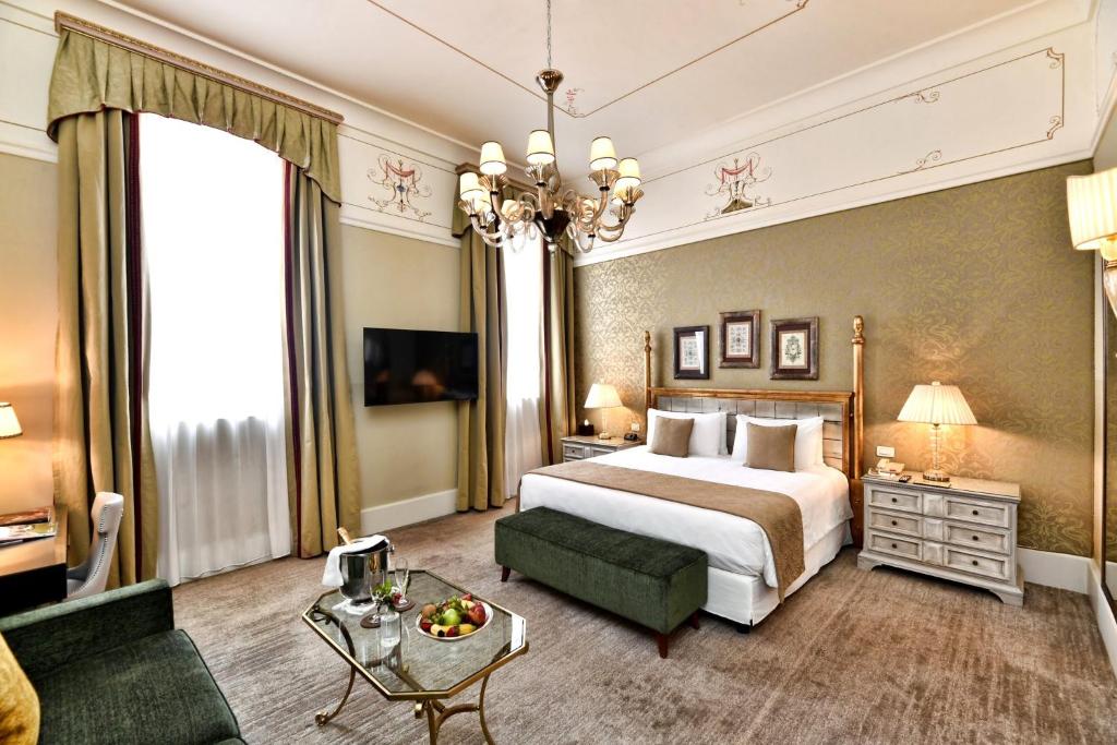 Postel nebo postele na pokoji v ubytování San Clemente Palace, Venice - Managed by Mandarin Oriental