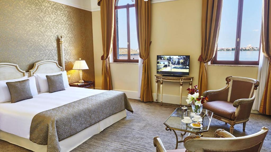 Postel nebo postele na pokoji v ubytování San Clemente Palace, Venice - Managed by Mandarin Oriental