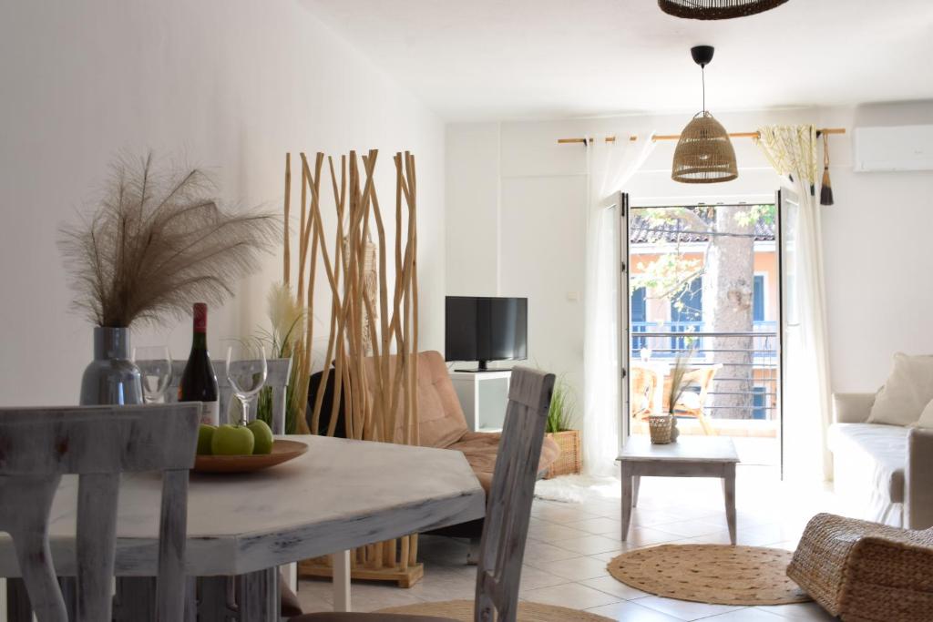 TV a/nebo společenská místnost v ubytování Platamon Boho Apartment 2- Με θέα την θάλασσα