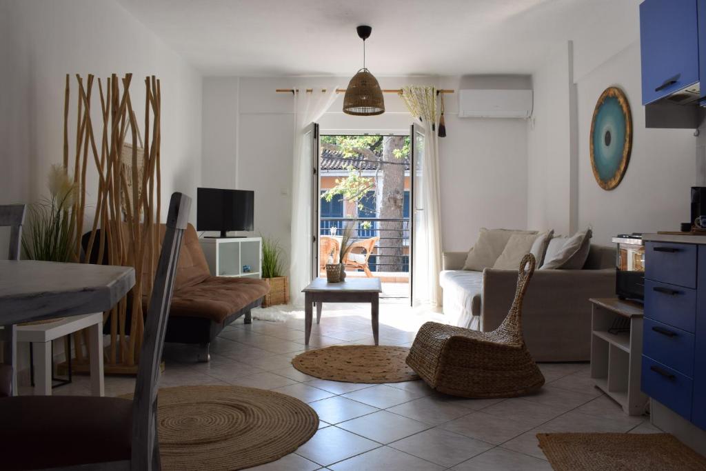 TV a/nebo společenská místnost v ubytování Platamon Boho Apartment 2- Με θέα την θάλασσα