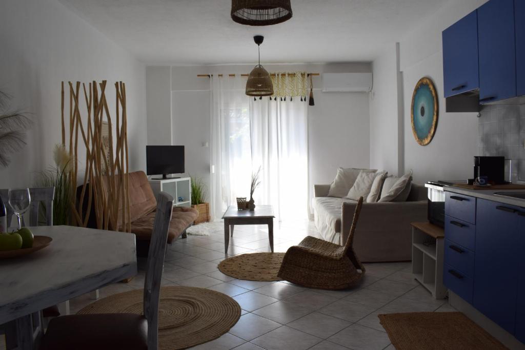 TV a/nebo společenská místnost v ubytování Platamon Boho Apartment 2- Με θέα την θάλασσα