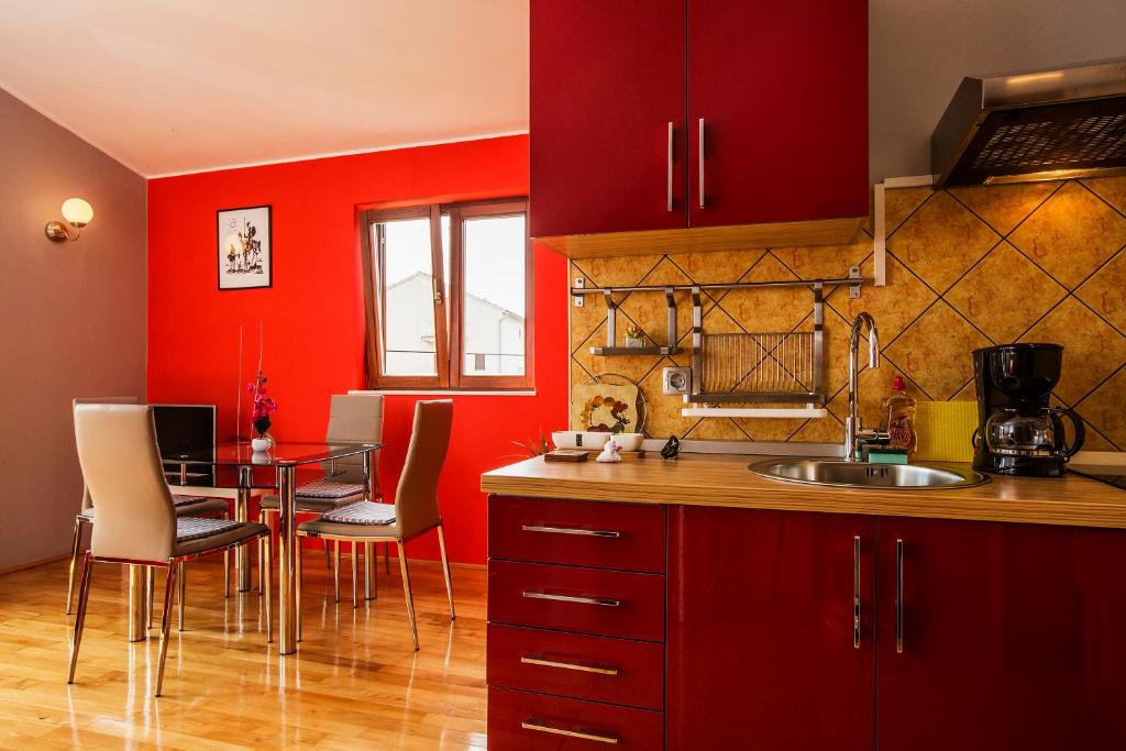 Kuchyňa alebo kuchynka v ubytovaní Ava apartmani
