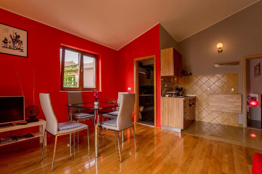 Kuchyňa alebo kuchynka v ubytovaní Ava apartmani