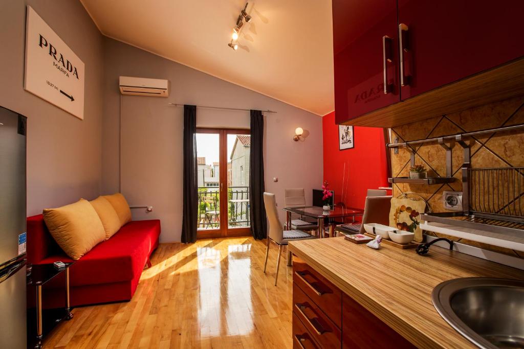 Kuchyňa alebo kuchynka v ubytovaní Ava apartmani