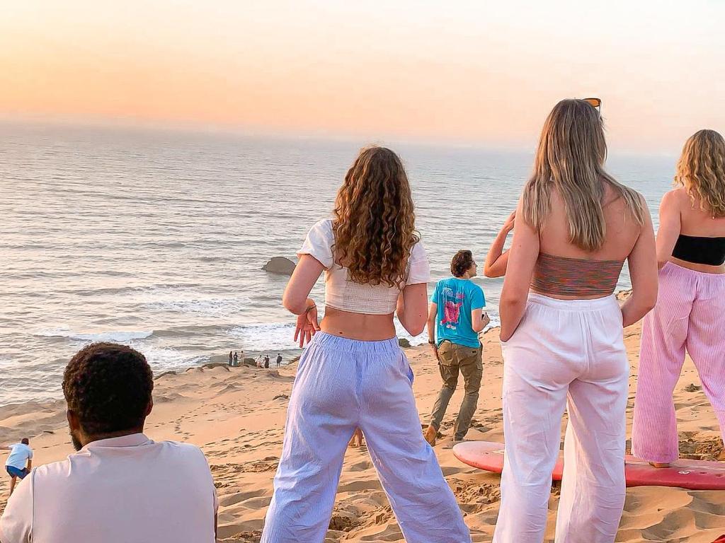 Majutusasutuse Idriss Tamraght Surfhostel külastajad