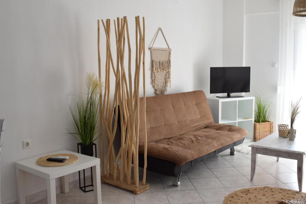 TV a/nebo společenská místnost v ubytování Platamon Boho Apartment 2- Με θέα την θάλασσα