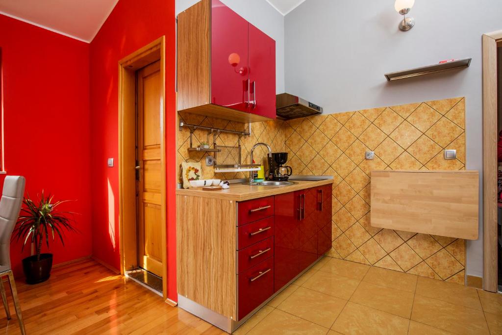 Kuchyňa alebo kuchynka v ubytovaní Ava apartmani