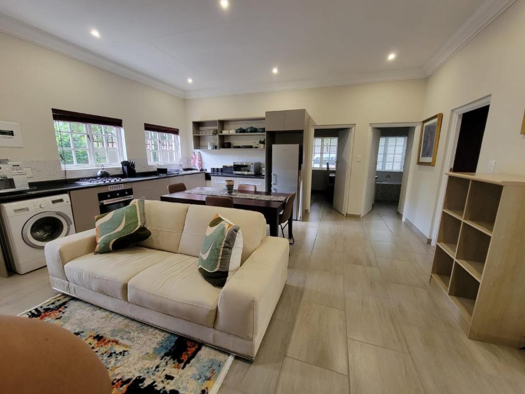 Ruang duduk di Houghton Garden Manors