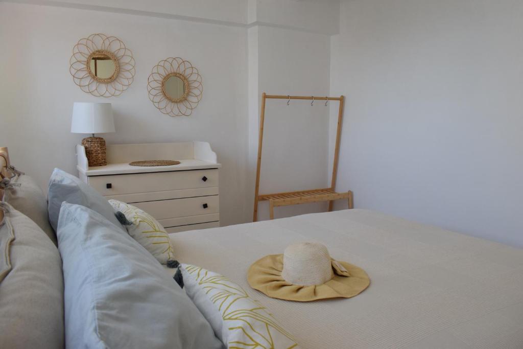 Postel nebo postele na pokoji v ubytování Platamon Boho Apartment 2- Με θέα την θάλασσα
