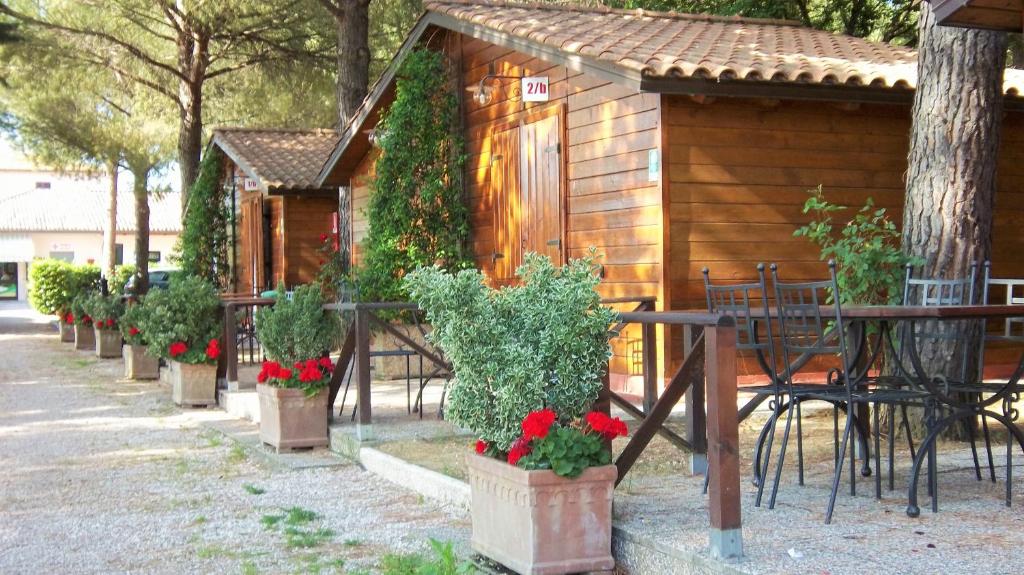 una pequeña cabaña con macetas delante de ella en Green Village Assisi en Assisi