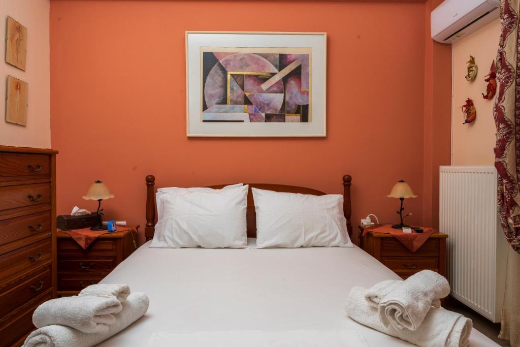 A bed or beds in a room at Evelyn's House