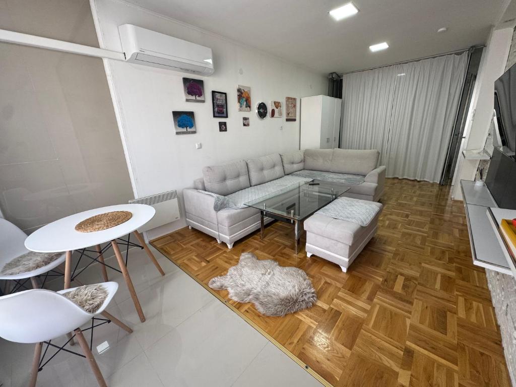TV a/nebo společenská místnost v ubytování Sara City Center