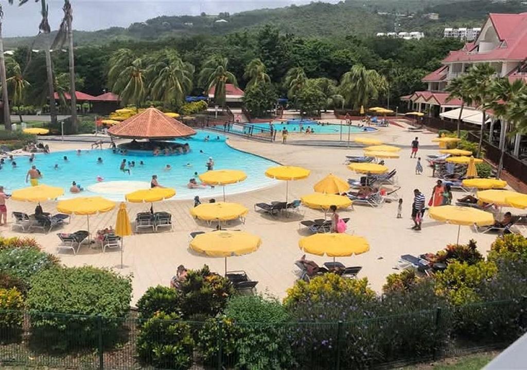 Bazén v ubytování Appartement 2 à 6 personnes dans un magnifique complexe de Vacances à Sainte-Luce nebo v jeho okolí
