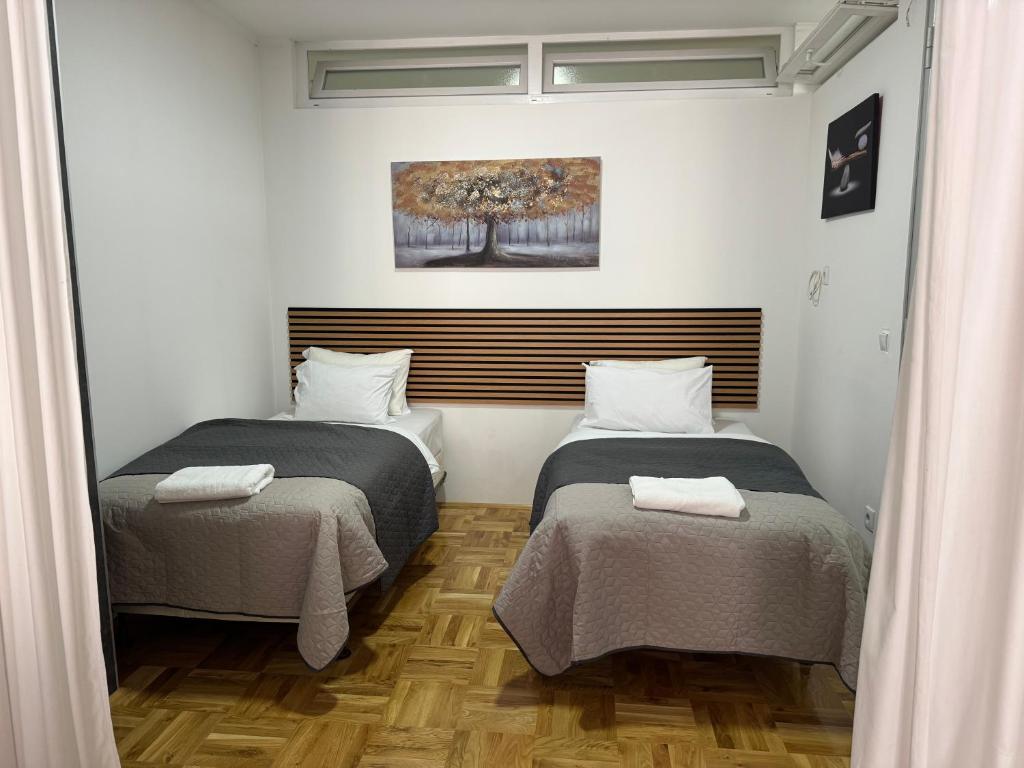 Postel nebo postele na pokoji v ubytování Sara City Center