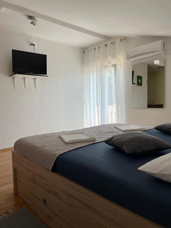 Łóżko lub łóżka w pokoju w obiekcie Apartmani Italo
