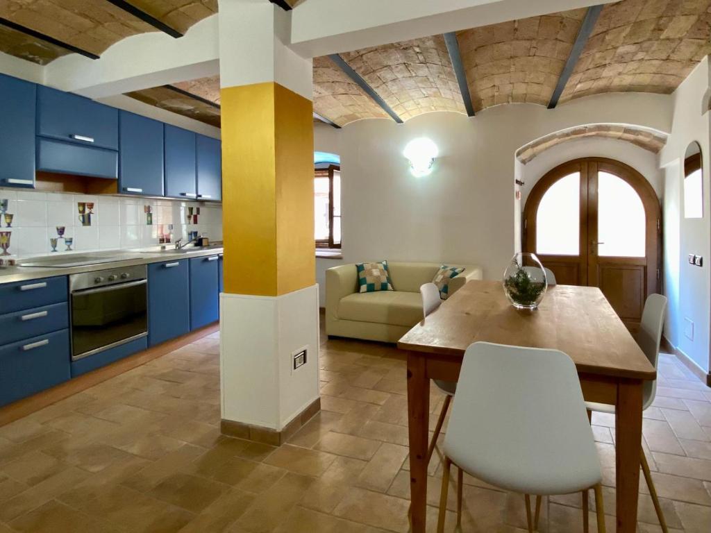 a kitchen and living room with a table and chairs at Appartamento La Corte di Trevi in Trevi