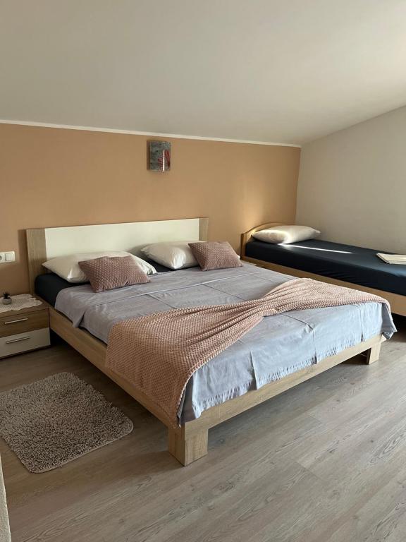 sypialnia z dużym łóżkiem w pokoju w obiekcie Apartmani Italo w Biogradzie na Moru