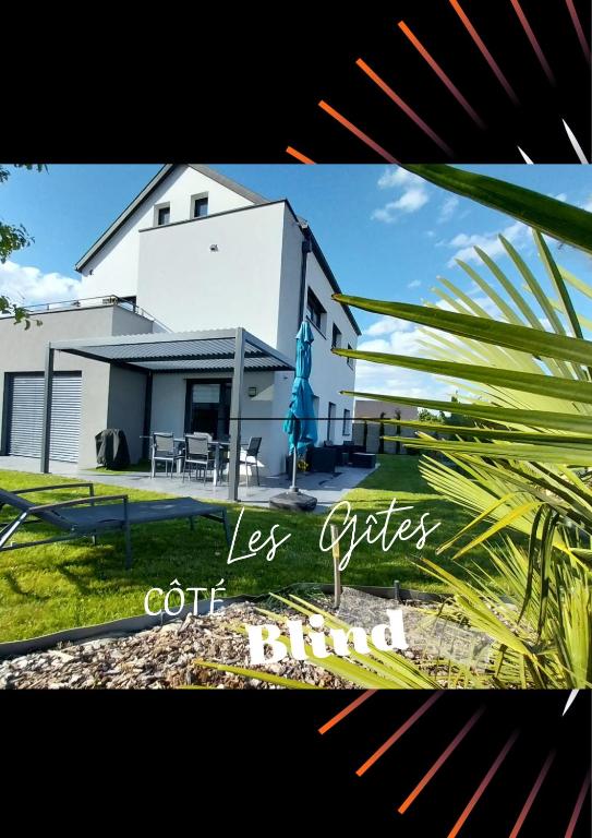 une maison avec une statue bleue devant dans l'établissement 