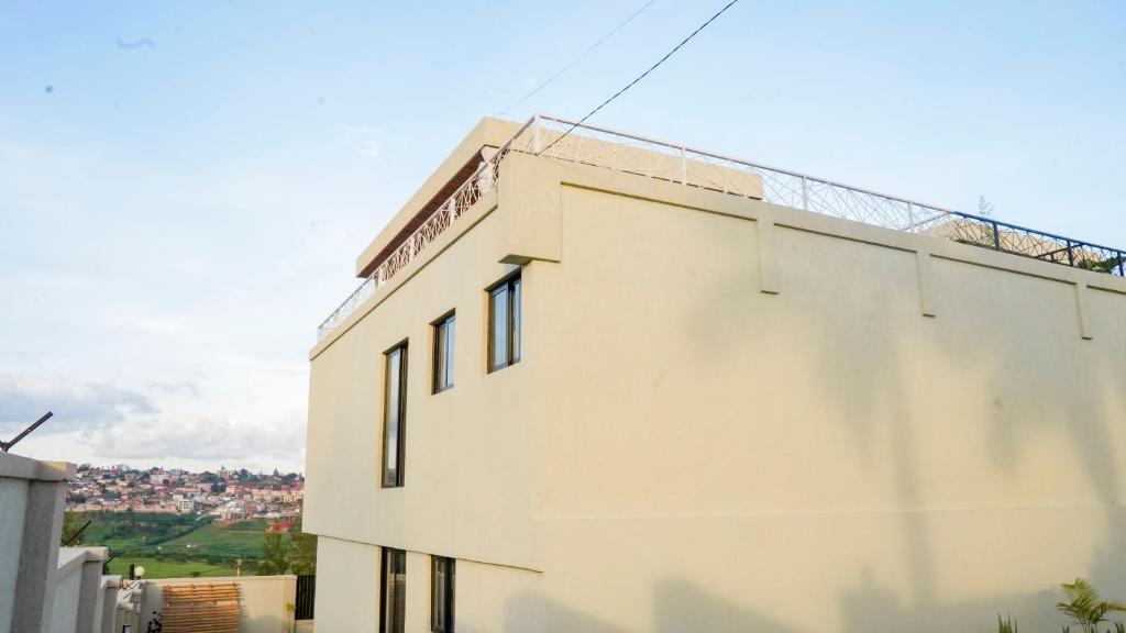 biały budynek z oknami z boku w obiekcie Auddi Homes w mieście Kigali