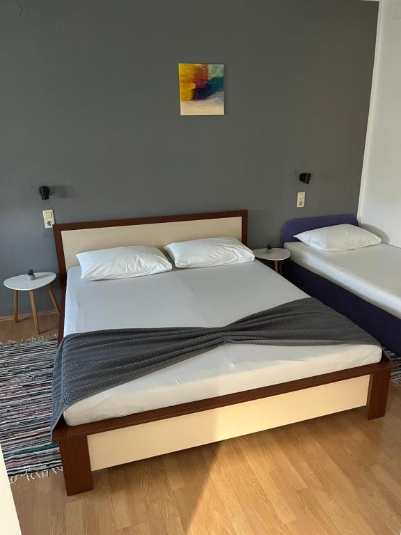 Łóżko lub łóżka w pokoju w obiekcie Apartmani Italo