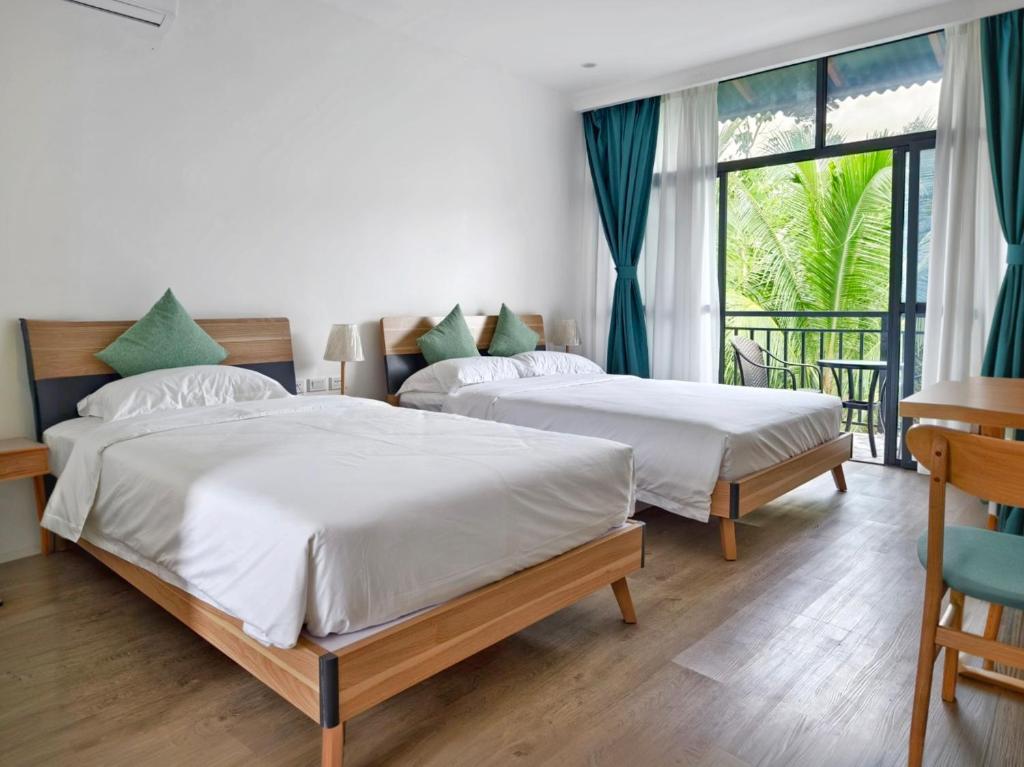 una camera con 2 letti e un balcone di Mmint Resort a Panglao