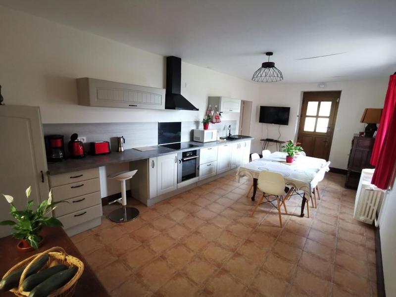 une cuisine avec une table et une salle à manger dans l'établissement Gîte de Malessard, à La Celle-Guénand