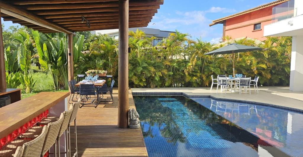 Bazén v ubytování Casa Espaçosa com Piscina-Praia do Forte nebo v jeho okolí