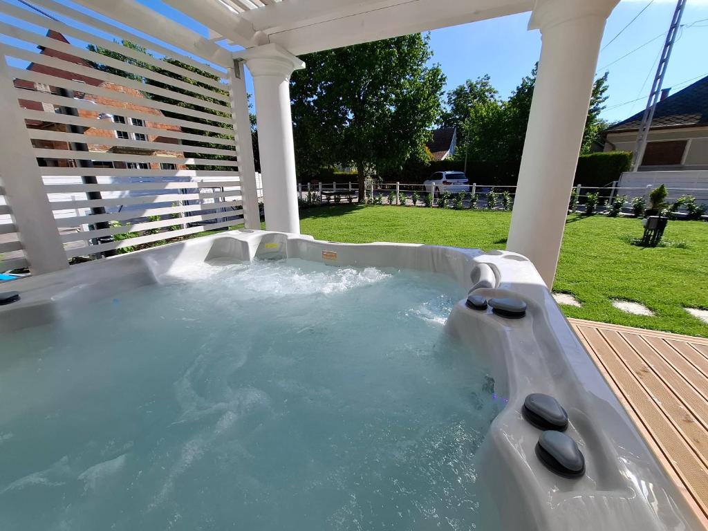 The swimming pool at or close to Öreg Malom Apartmanház