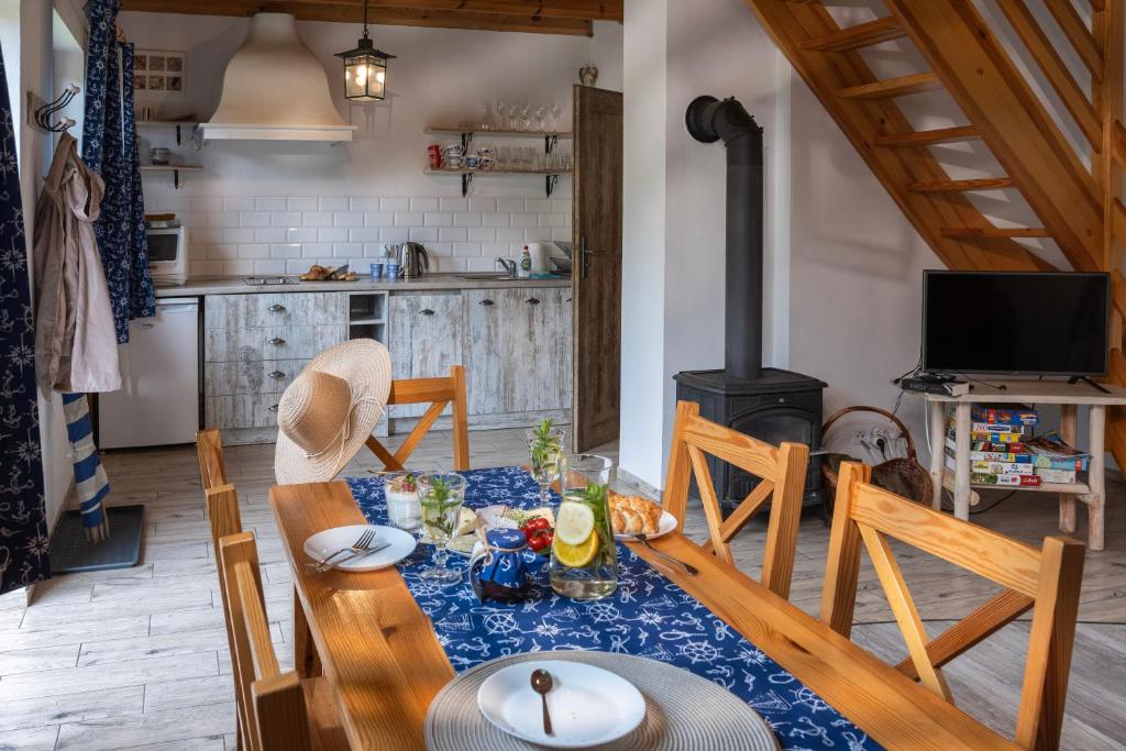 a dining room with a table and a stove at Słowicze Gniazdo Kopalino in Kopalino