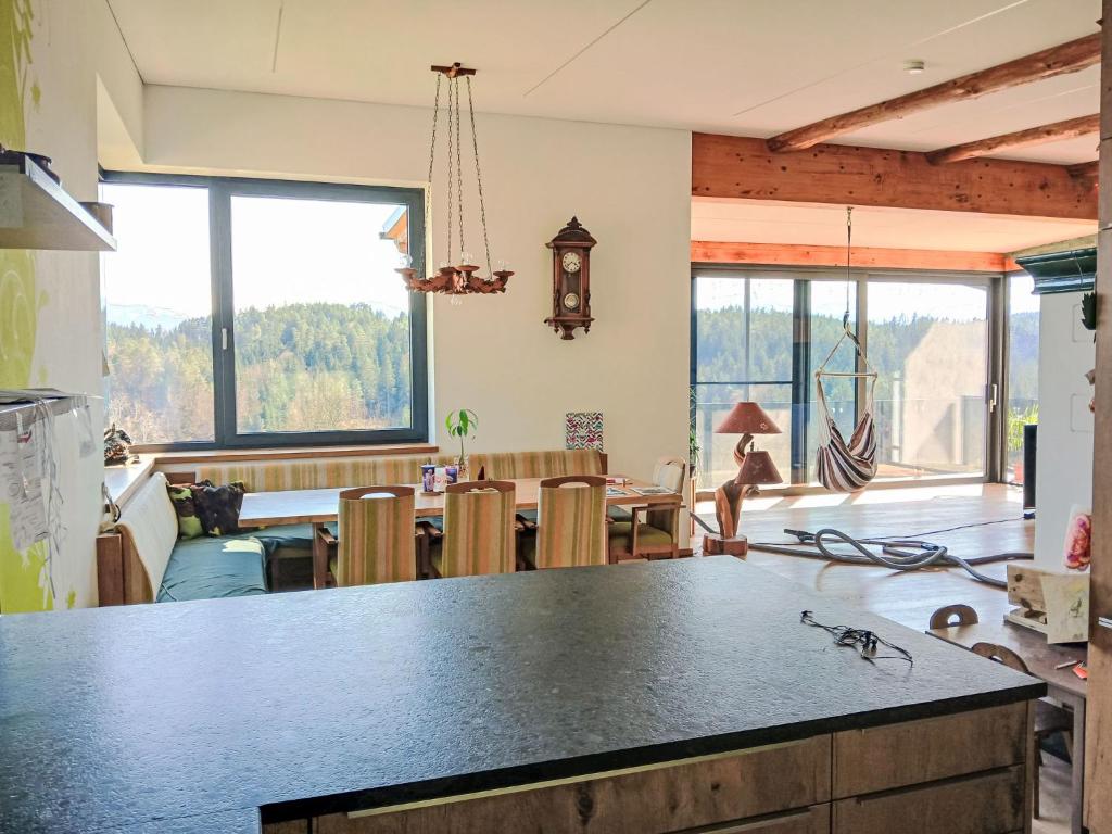 cocina y comedor con encimera en Villa Villa Techelsberg by Interhome, en Techelsberg am Worthersee