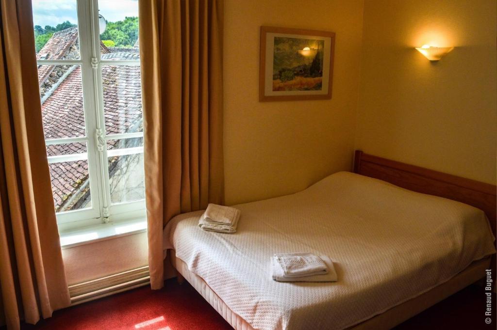 Gargilesse-Dampierre的住宿－Hotel des Artistes，一间小卧室,配有床和窗户