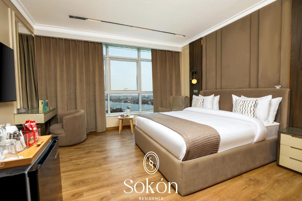 Postel nebo postele na pokoji v ubytování Sokon Residence Nile view at Maadi