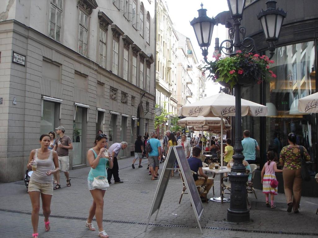 Hostia v ubytovaní Romantic Centrum Apartman
