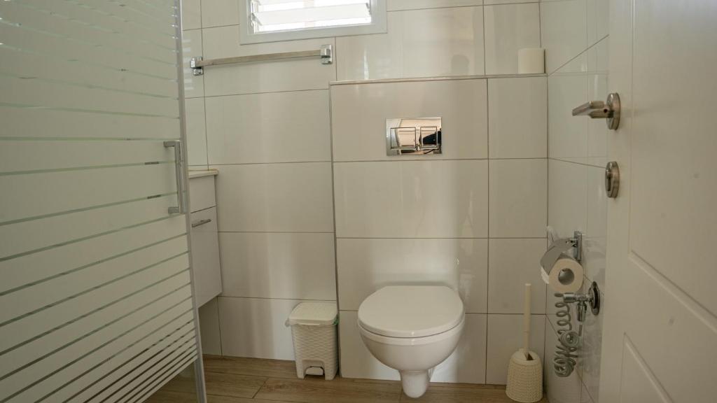 Ein Badezimmer in der Unterkunft אדום 179, דירות נופש