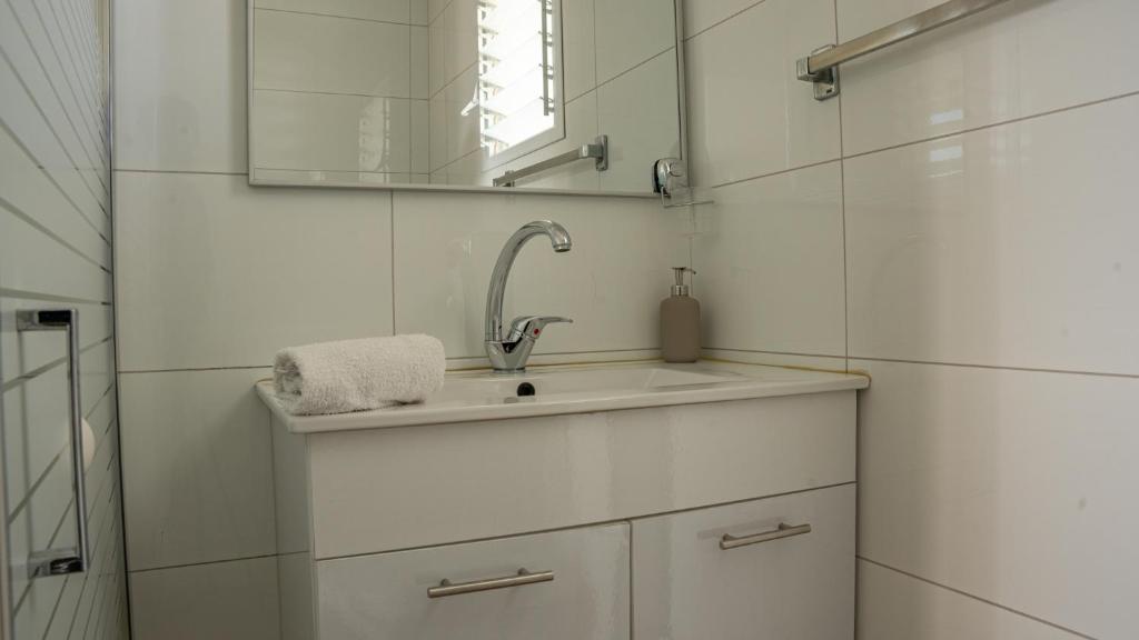Ein Badezimmer in der Unterkunft אדום 179, דירות נופש